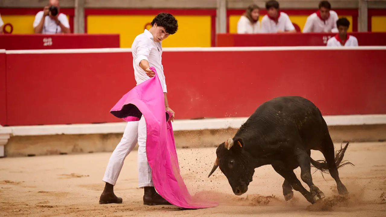 Toros en familia en la Plaza de Toros de Pamplona con Pablo Hernández, Aarón Navas, Francisco Jiménez y el torero Román como comentarista. PABLO LASAOSA
