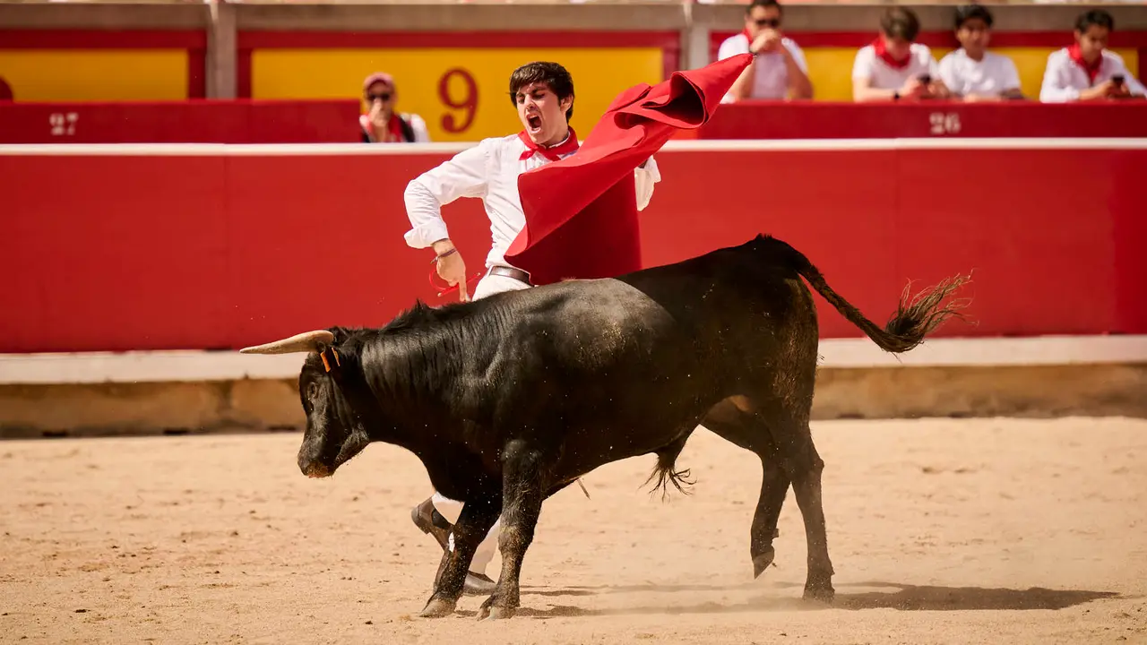 Toros en familia en la Plaza de Toros de Pamplona con Pablo Hernández, Aarón Navas, Francisco Jiménez y el torero Román como comentarista. PABLO LASAOSA