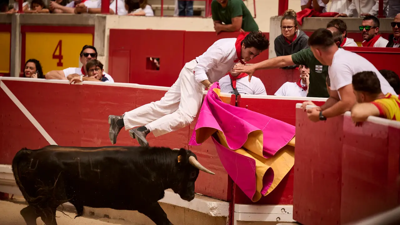 Toros en familia en la Plaza de Toros de Pamplona con Pablo Hernández, Aarón Navas, Francisco Jiménez y el torero Román como comentarista. PABLO LASAOSA