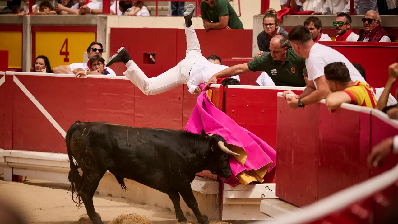 Toros en familia en la Plaza de Toros de Pamplona con Pablo Hernández, Aarón Navas, Francisco Jiménez y el torero Román como comentarista. PABLO LASAOSA