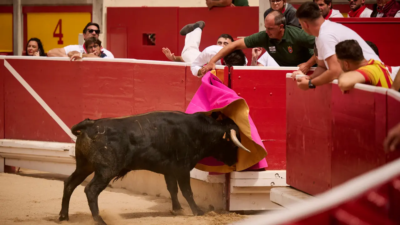 Toros en familia en la Plaza de Toros de Pamplona con Pablo Hernández, Aarón Navas, Francisco Jiménez y el torero Román como comentarista. PABLO LASAOSA