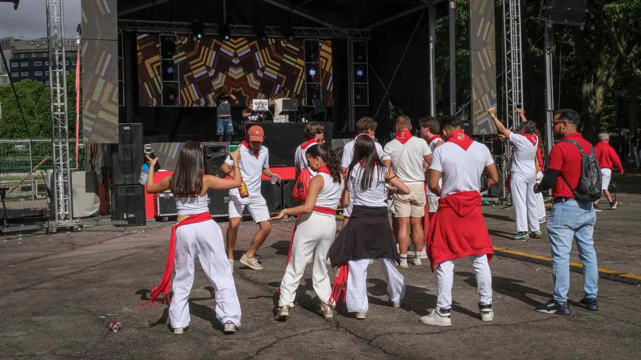 Una tarde de San Fermín por los tradicionales puestos de venta y hostelería del Bosquecillo y Antoniutti .Maite H. Mateo-24
