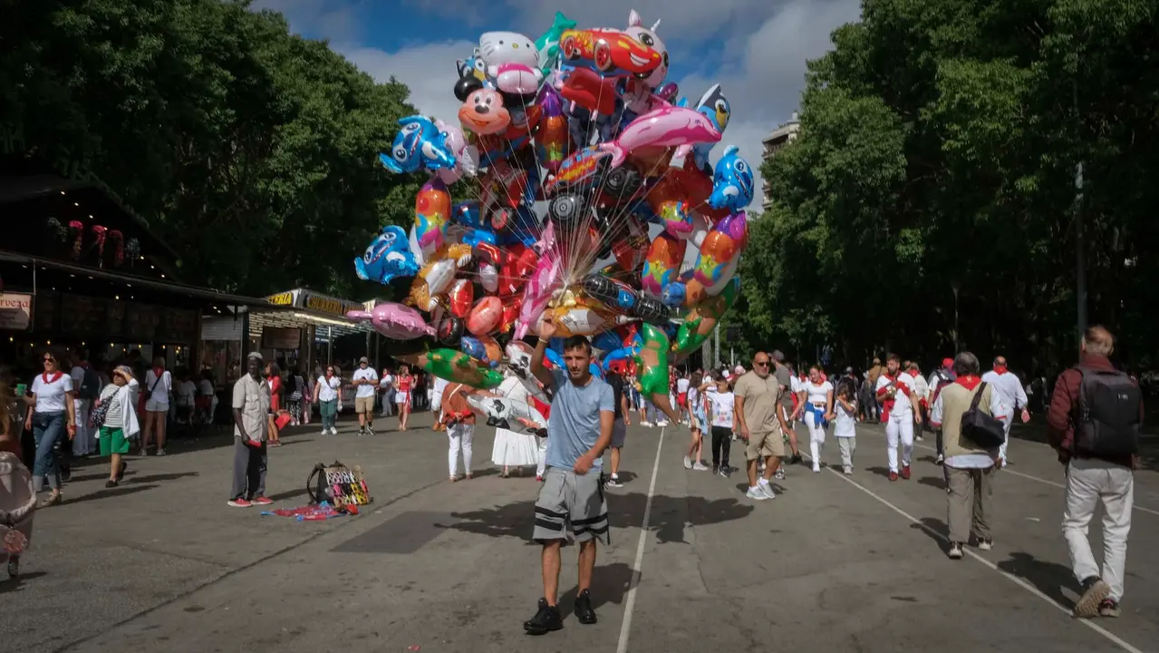 Una tarde de San Fermín por los tradicionales puestos de venta y hostelería del Bosquecillo y Antoniutti .Maite H. Mateo-25