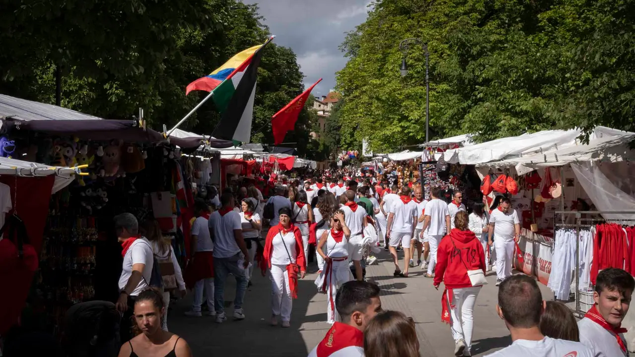 Una tarde de San Fermín por los tradicionales puestos de venta y hostelería del Bosquecillo y Antoniutti .Maite H. Mateo