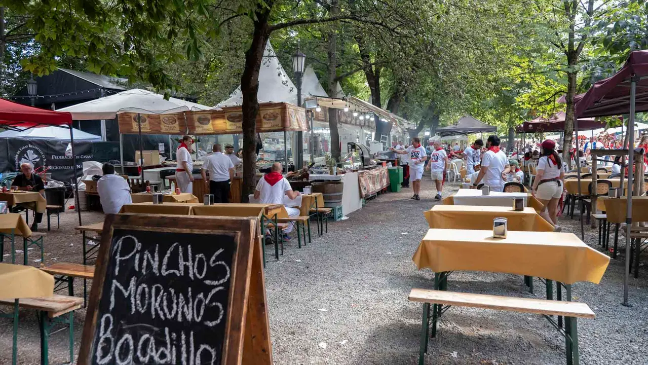 Una tarde de San Fermín por los tradicionales puestos de venta y hostelería del Bosquecillo y Antoniutti .Maite H. Mateo-2