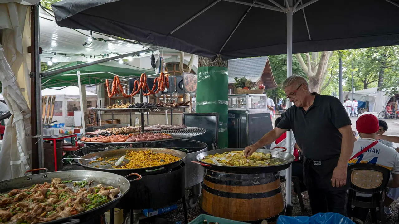 Una tarde de San Fermín por los tradicionales puestos de venta y hostelería del Bosquecillo y Antoniutti .Maite H. Mateo-5