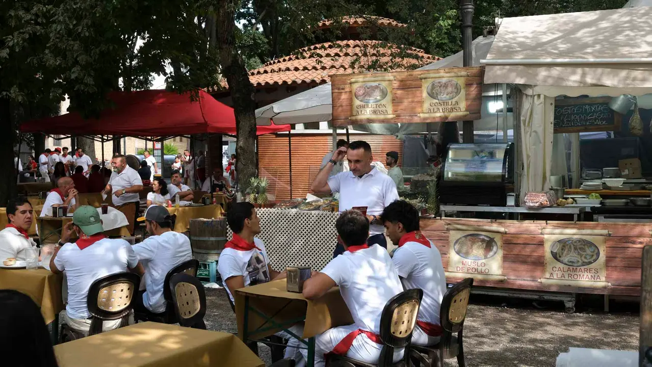 Una tarde de San Fermín por los tradicionales puestos de venta y hostelería del Bosquecillo y Antoniutti .Maite H. Mateo-4