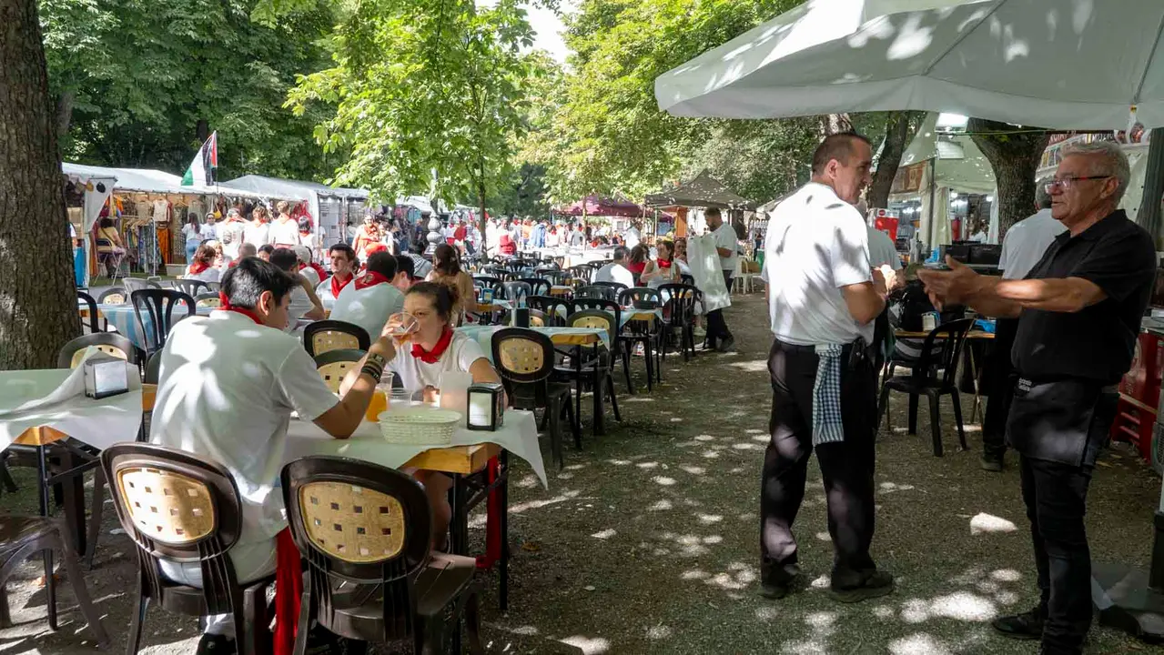 Una tarde de San Fermín por los tradicionales puestos de venta y hostelería del Bosquecillo y Antoniutti .Maite H. Mateo-7