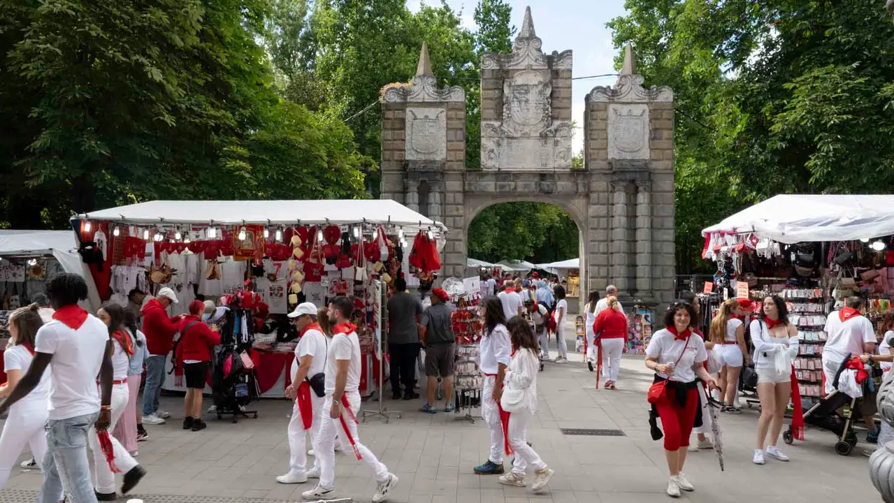 Una tarde de San Fermín por los tradicionales puestos de venta y hostelería del Bosquecillo y Antoniutti .Maite H. Mateo-9