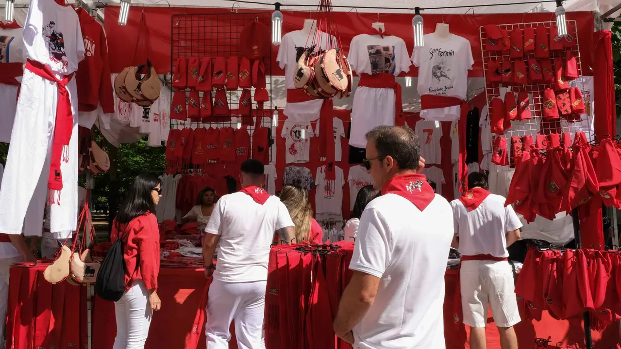 Una tarde de San Fermín por los tradicionales puestos de venta y hostelería del Bosquecillo y Antoniutti .Maite H. Mateo-10