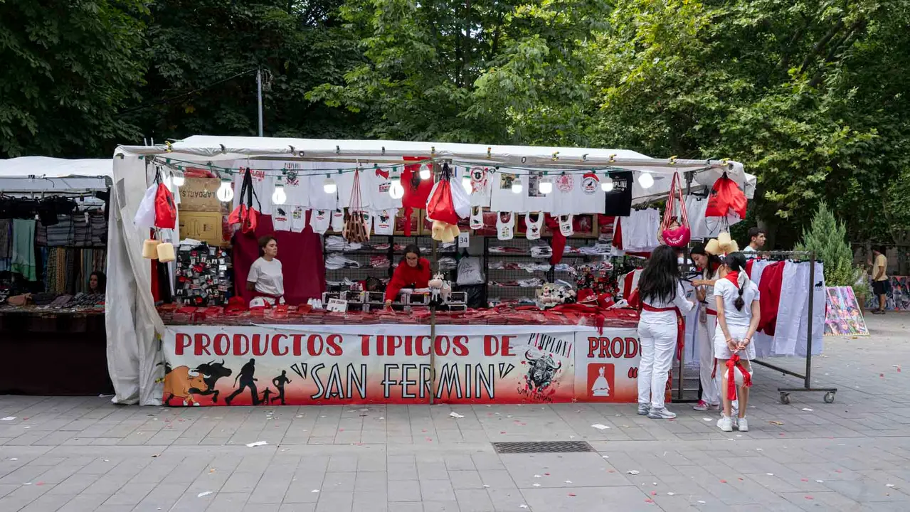 Una tarde de San Fermín por los tradicionales puestos de venta y hostelería del Bosquecillo y Antoniutti .Maite H. Mateo-11