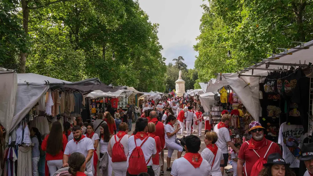 Una tarde de San Fermín por los tradicionales puestos de venta y hostelería del Bosquecillo y Antoniutti .Maite H. Mateo-13