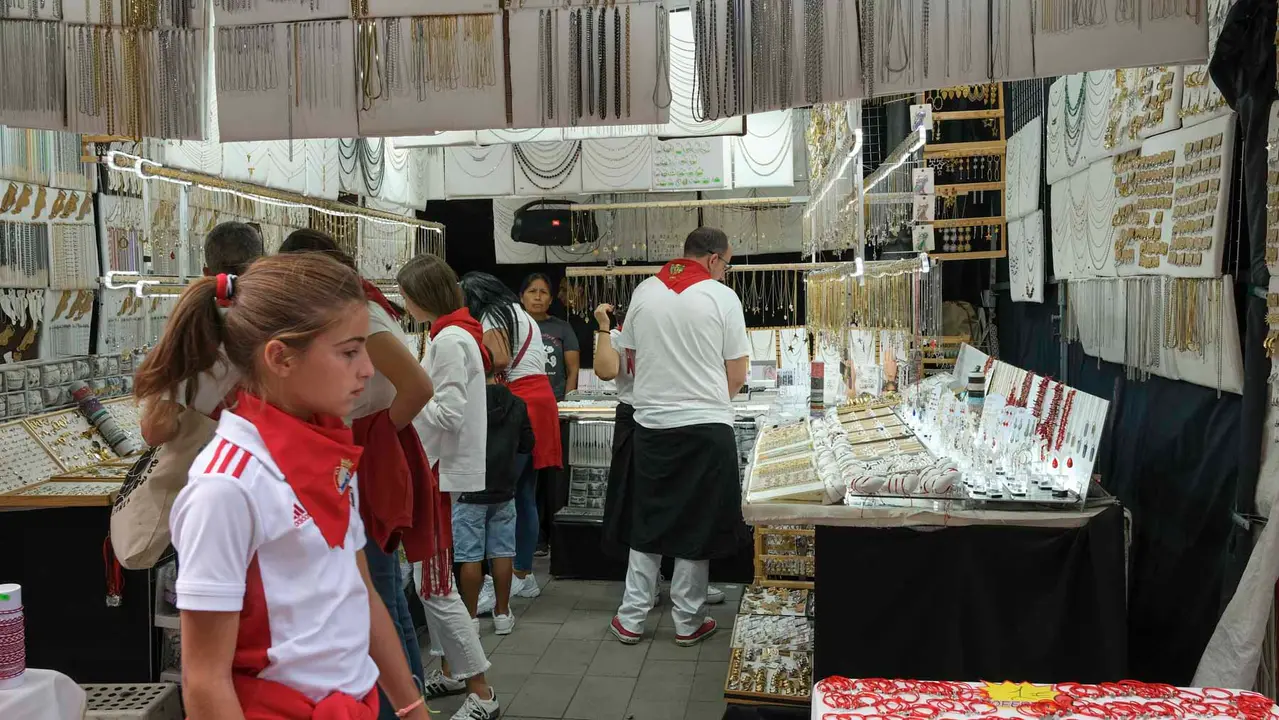 Una tarde de San Fermín por los tradicionales puestos de venta y hostelería del Bosquecillo y Antoniutti .Maite H. Mateo-14