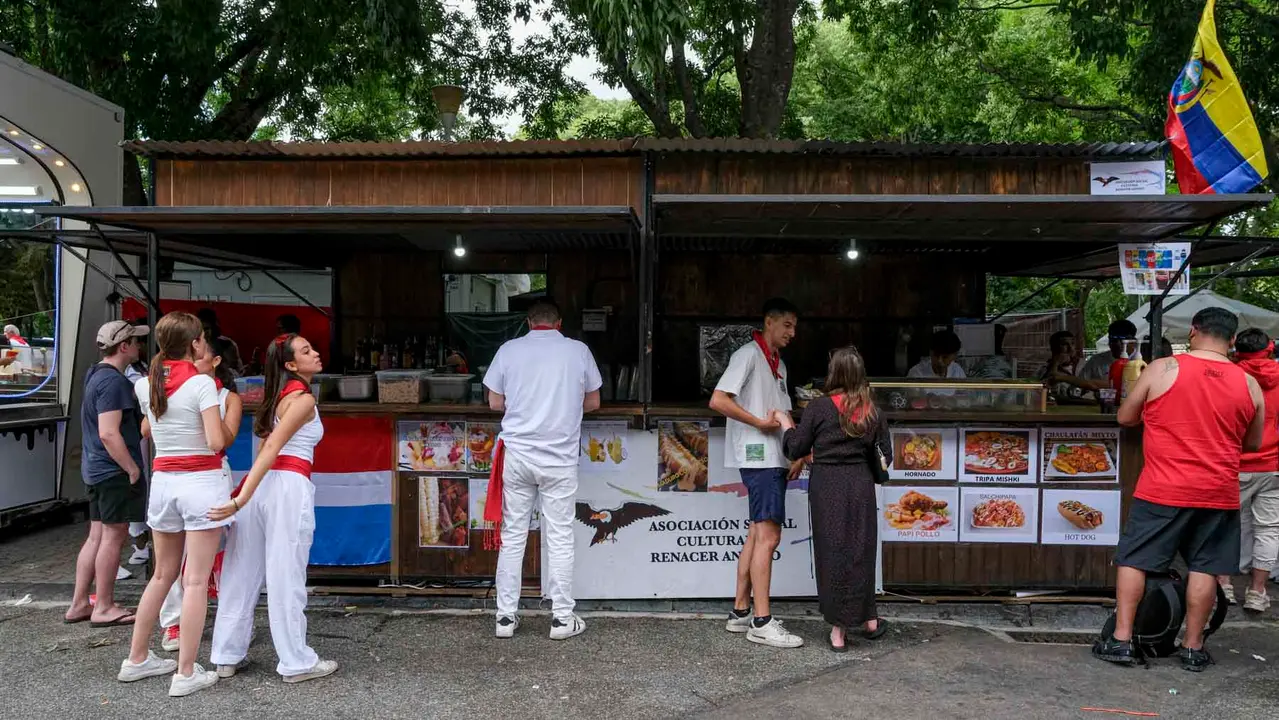 Una tarde de San Fermín por los tradicionales puestos de venta y hostelería del Bosquecillo y Antoniutti .Maite H. Mateo-16