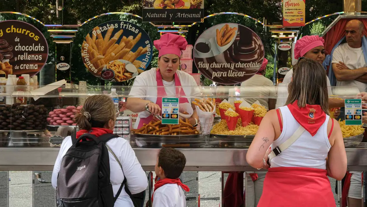 Una tarde de San Fermín por los tradicionales puestos de venta y hostelería del Bosquecillo y Antoniutti .Maite H. Mateo-18