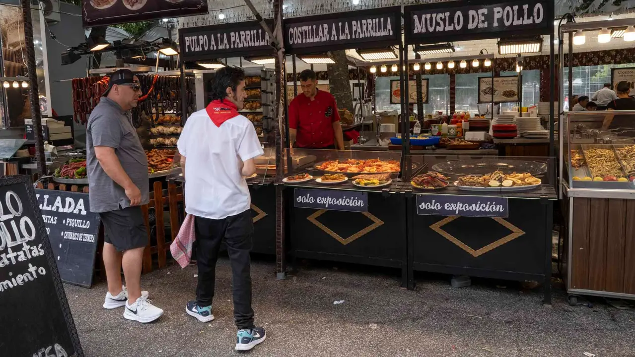 Una tarde de San Fermín por los tradicionales puestos de venta y hostelería del Bosquecillo y Antoniutti .Maite H. Mateo-20