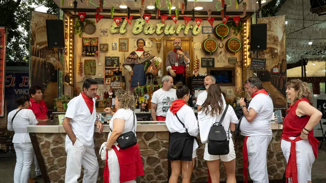Una tarde de San Fermín por los tradicionales puestos de venta y hostelería del Bosquecillo y Antoniutti .Maite H. Mateo-21