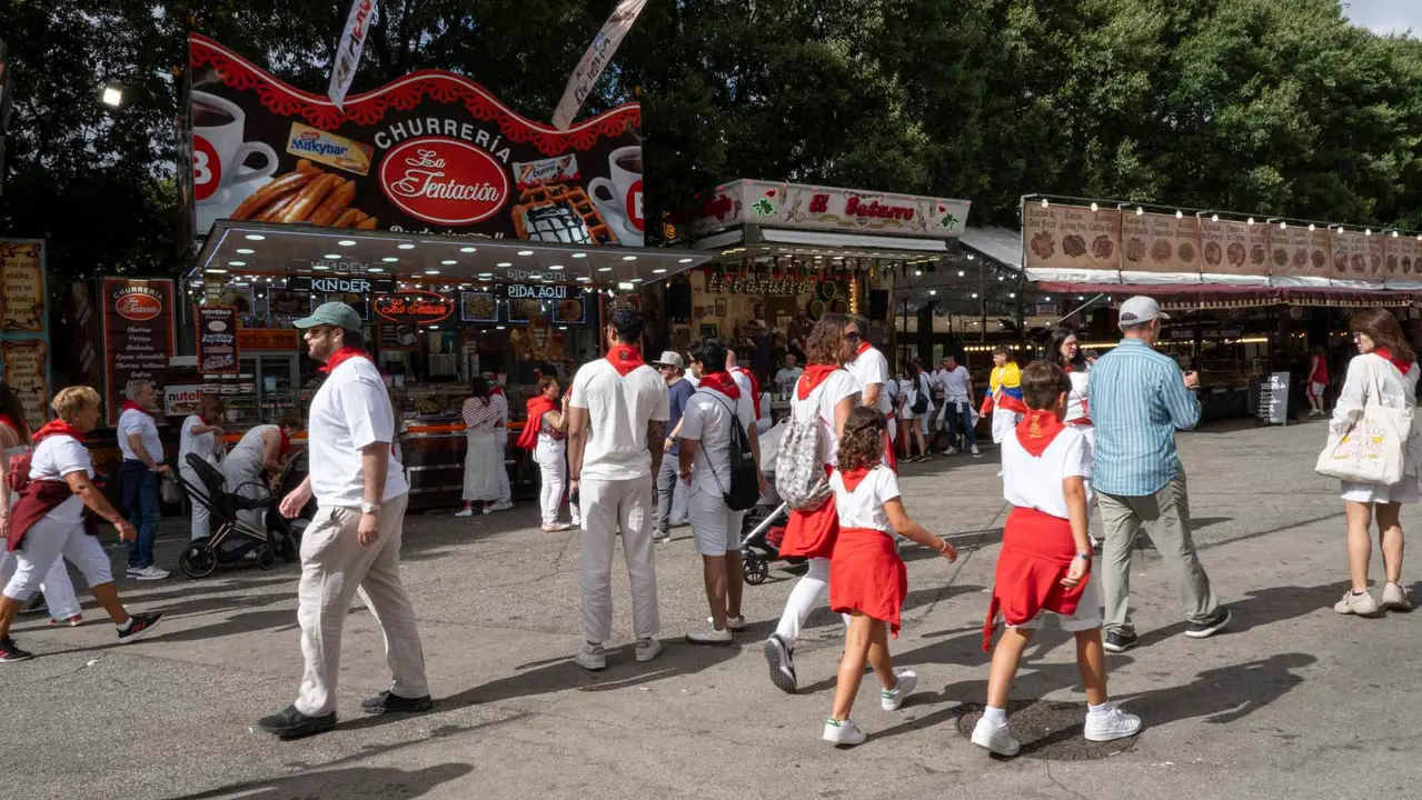 Una tarde de San Fermín por los tradicionales puestos de venta y hostelería del Bosquecillo y Antoniutti .Maite H. Mateo-23