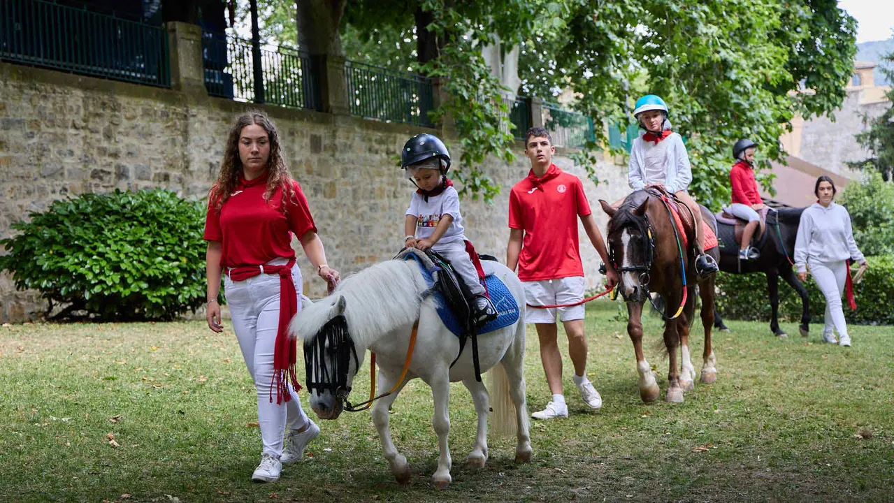 Kirolari Sport kids, el espacio deportivo y recreativo infantil en colaboración con las federaciones deportivas en el parque de la Medialuna durante las fiestas de San Fermín 2025. IÑIGO ALZUGARAY