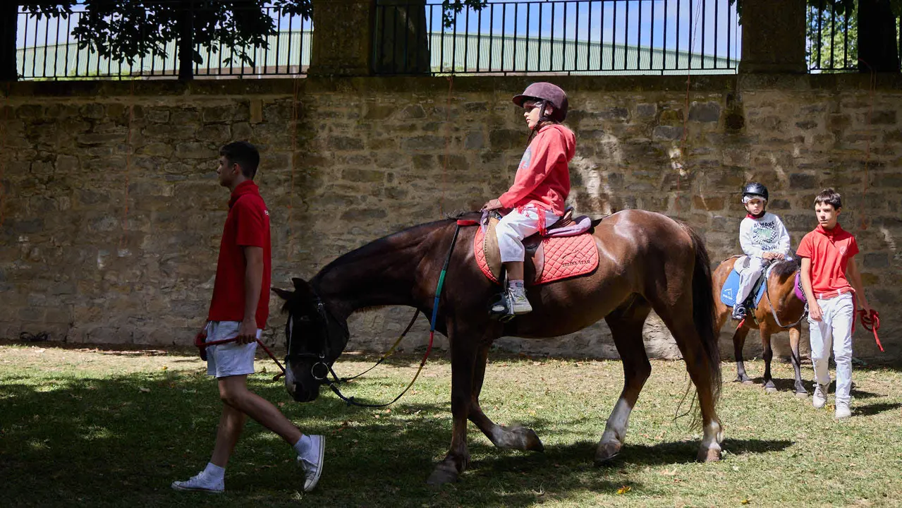 Kirolari Sport kids, el espacio deportivo y recreativo infantil en colaboración con las federaciones deportivas en el parque de la Medialuna durante las fiestas de San Fermín 2025. IÑIGO ALZUGARAY
