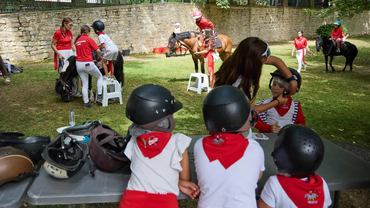 Kirolari Sport kids, el espacio deportivo y recreativo infantil en colaboración con las federaciones deportivas en el parque de la Medialuna durante las fiestas de San Fermín 2025. IÑIGO ALZUGARAY