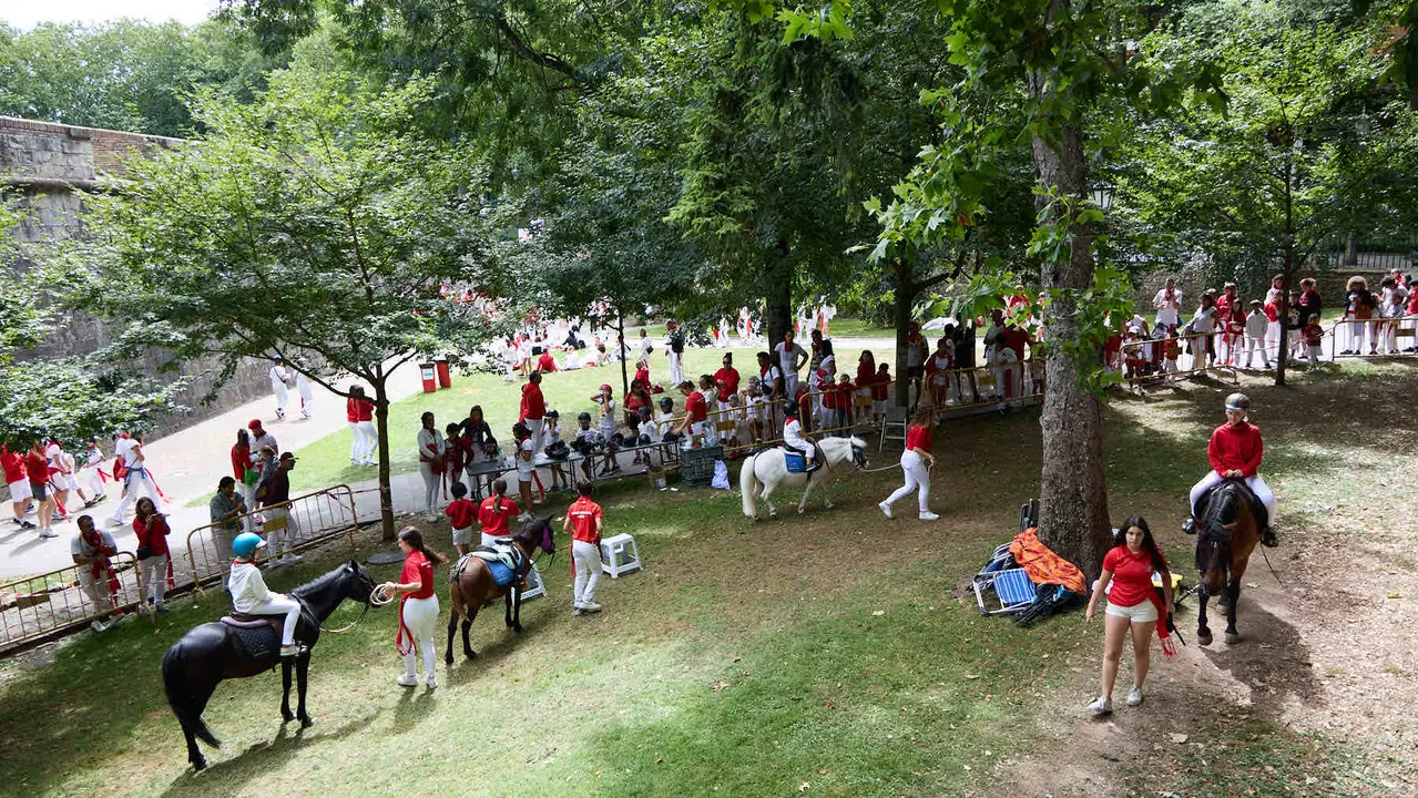 Kirolari Sport kids, el espacio deportivo y recreativo infantil en colaboración con las federaciones deportivas en el parque de la Medialuna durante las fiestas de San Fermín 2025. IÑIGO ALZUGARAY