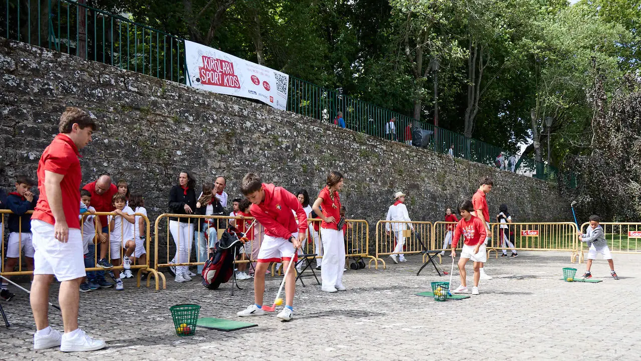Kirolari Sport kids, el espacio deportivo y recreativo infantil en colaboración con las federaciones deportivas en el parque de la Medialuna durante las fiestas de San Fermín 2025. IÑIGO ALZUGARAY