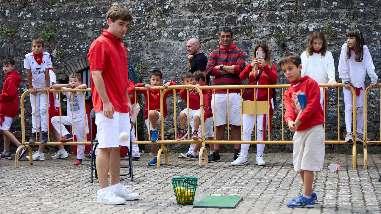 Kirolari Sport kids, el espacio deportivo y recreativo infantil en colaboración con las federaciones deportivas en el parque de la Medialuna durante las fiestas de San Fermín 2025. IÑIGO ALZUGARAY