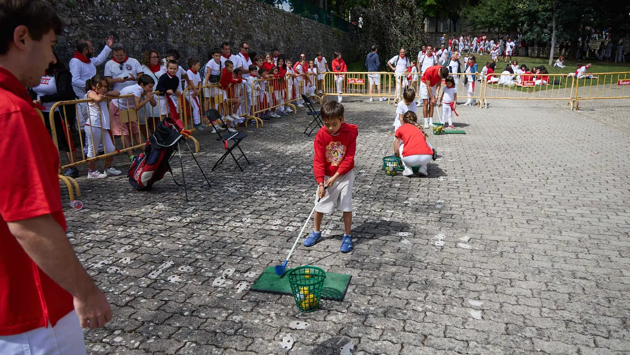 Kirolari Sport kids, el espacio deportivo y recreativo infantil en colaboración con las federaciones deportivas en el parque de la Medialuna durante las fiestas de San Fermín 2025. IÑIGO ALZUGARAY