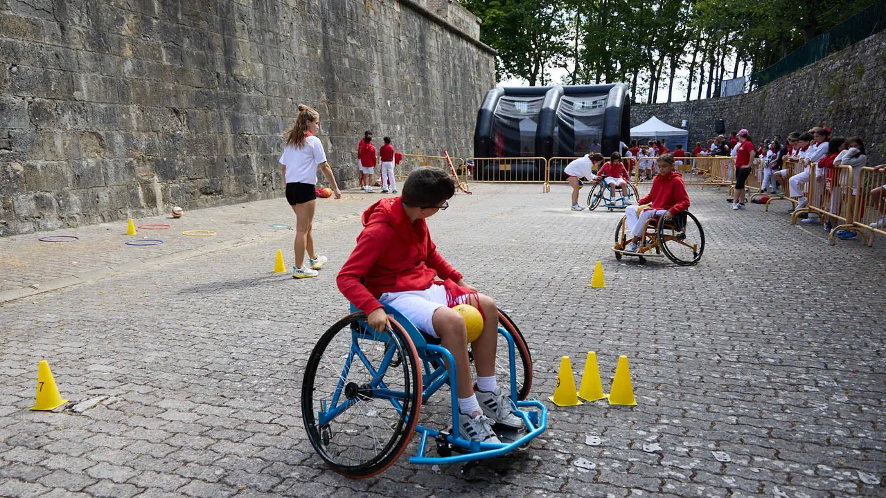 Kirolari Sport kids, el espacio deportivo y recreativo infantil en colaboración con las federaciones deportivas en el parque de la Medialuna durante las fiestas de San Fermín 2025. IÑIGO ALZUGARAY