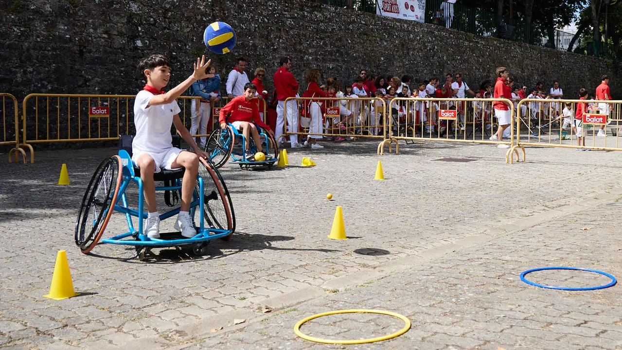 Kirolari Sport kids, el espacio deportivo y recreativo infantil en colaboración con las federaciones deportivas en el parque de la Medialuna durante las fiestas de San Fermín 2025. IÑIGO ALZUGARAY
