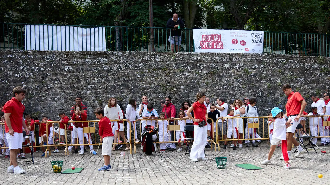 Kirolari Sport kids, el espacio deportivo y recreativo infantil en colaboración con las federaciones deportivas en el parque de la Medialuna durante las fiestas de San Fermín 2025. IÑIGO ALZUGARAY