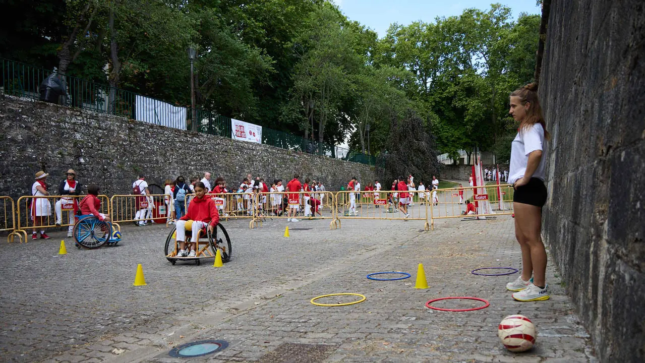 Kirolari Sport kids, el espacio deportivo y recreativo infantil en colaboración con las federaciones deportivas en el parque de la Medialuna durante las fiestas de San Fermín 2025. IÑIGO ALZUGARAY