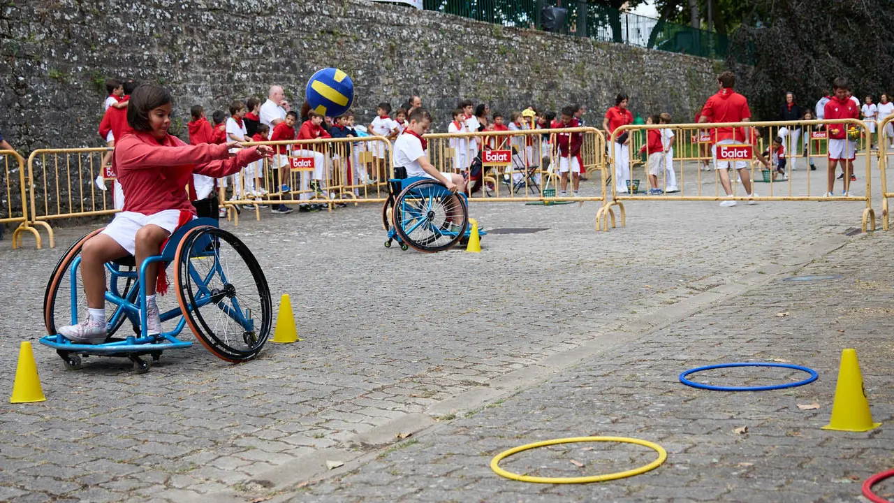 Kirolari Sport kids, el espacio deportivo y recreativo infantil en colaboración con las federaciones deportivas en el parque de la Medialuna durante las fiestas de San Fermín 2025. IÑIGO ALZUGARAY