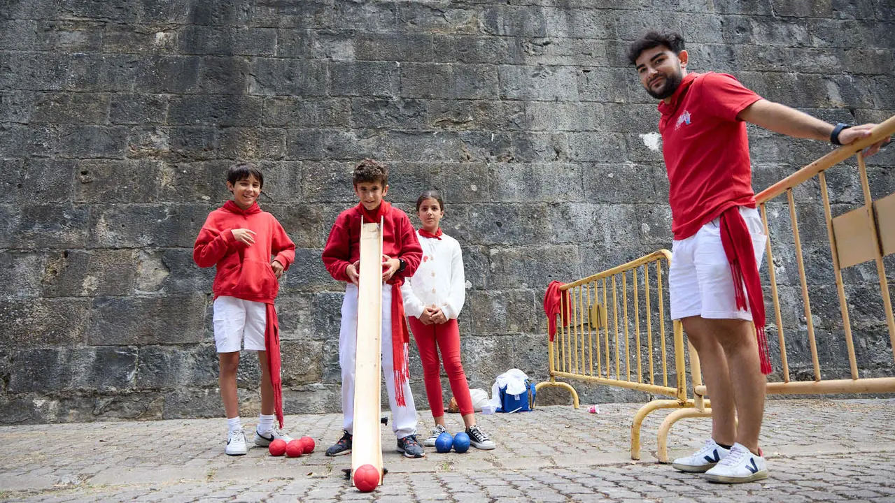 Kirolari Sport kids, el espacio deportivo y recreativo infantil en colaboración con las federaciones deportivas en el parque de la Medialuna durante las fiestas de San Fermín 2025. IÑIGO ALZUGARAY