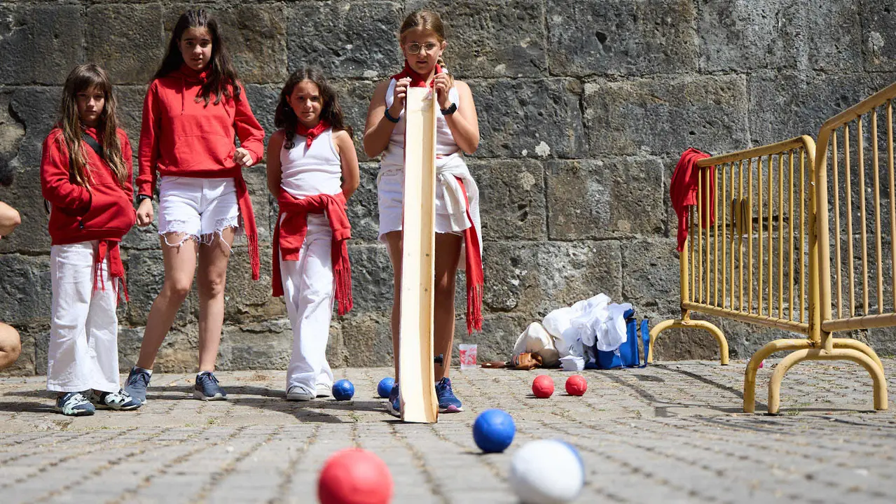 Kirolari Sport kids, el espacio deportivo y recreativo infantil en colaboración con las federaciones deportivas en el parque de la Medialuna durante las fiestas de San Fermín 2025. IÑIGO ALZUGARAY