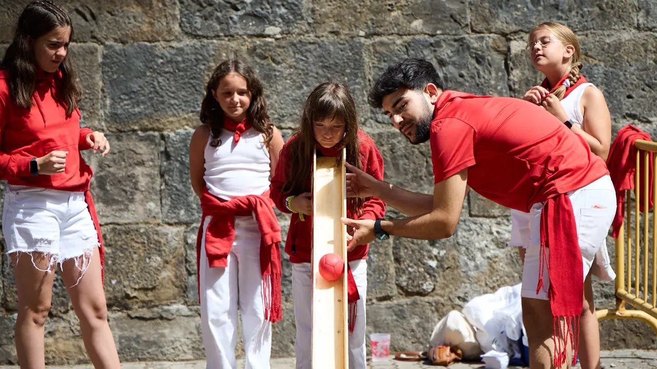 Kirolari Sport kids, el espacio deportivo y recreativo infantil en colaboración con las federaciones deportivas en el parque de la Medialuna durante las fiestas de San Fermín 2025. IÑIGO ALZUGARAY