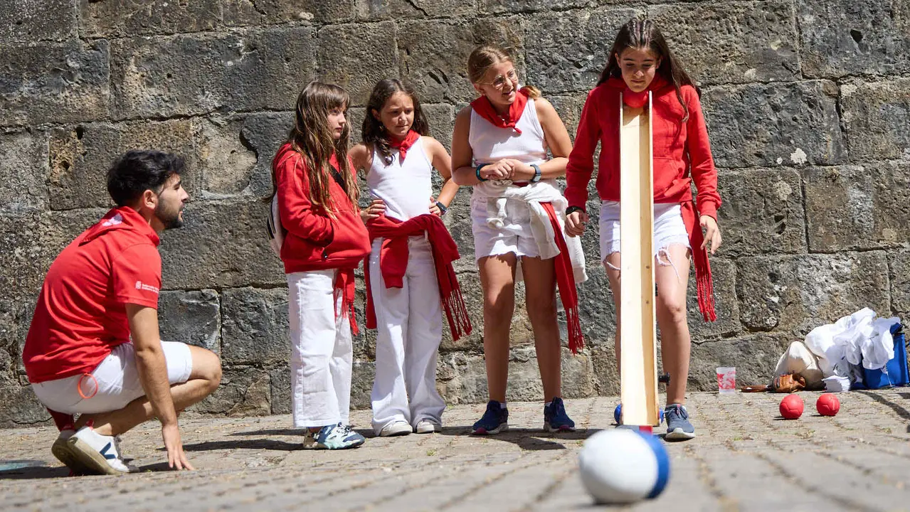 Kirolari Sport kids, el espacio deportivo y recreativo infantil en colaboración con las federaciones deportivas en el parque de la Medialuna durante las fiestas de San Fermín 2025. IÑIGO ALZUGARAY