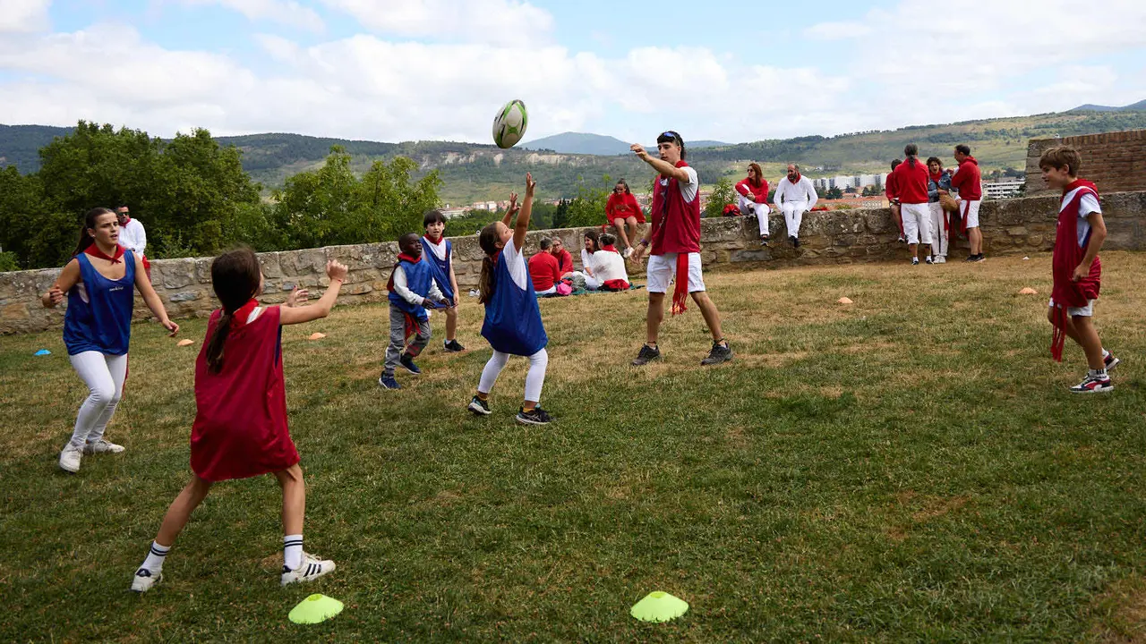Kirolari Sport kids, el espacio deportivo y recreativo infantil en colaboración con las federaciones deportivas en el parque de la Medialuna durante las fiestas de San Fermín 2025. IÑIGO ALZUGARAY