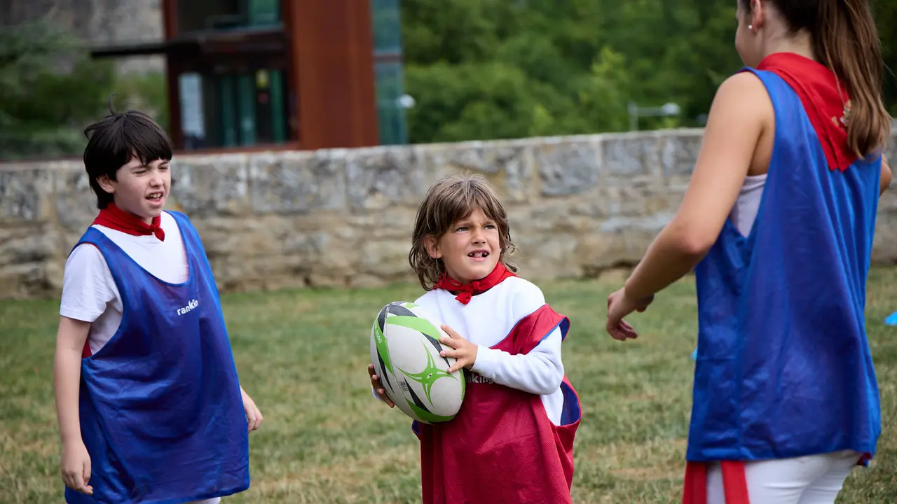 Kirolari Sport kids, el espacio deportivo y recreativo infantil en colaboración con las federaciones deportivas en el parque de la Medialuna durante las fiestas de San Fermín 2025. IÑIGO ALZUGARAY