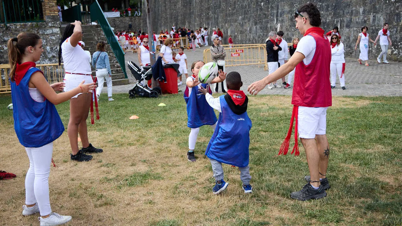 Kirolari Sport kids, el espacio deportivo y recreativo infantil en colaboración con las federaciones deportivas en el parque de la Medialuna durante las fiestas de San Fermín 2025. IÑIGO ALZUGARAY