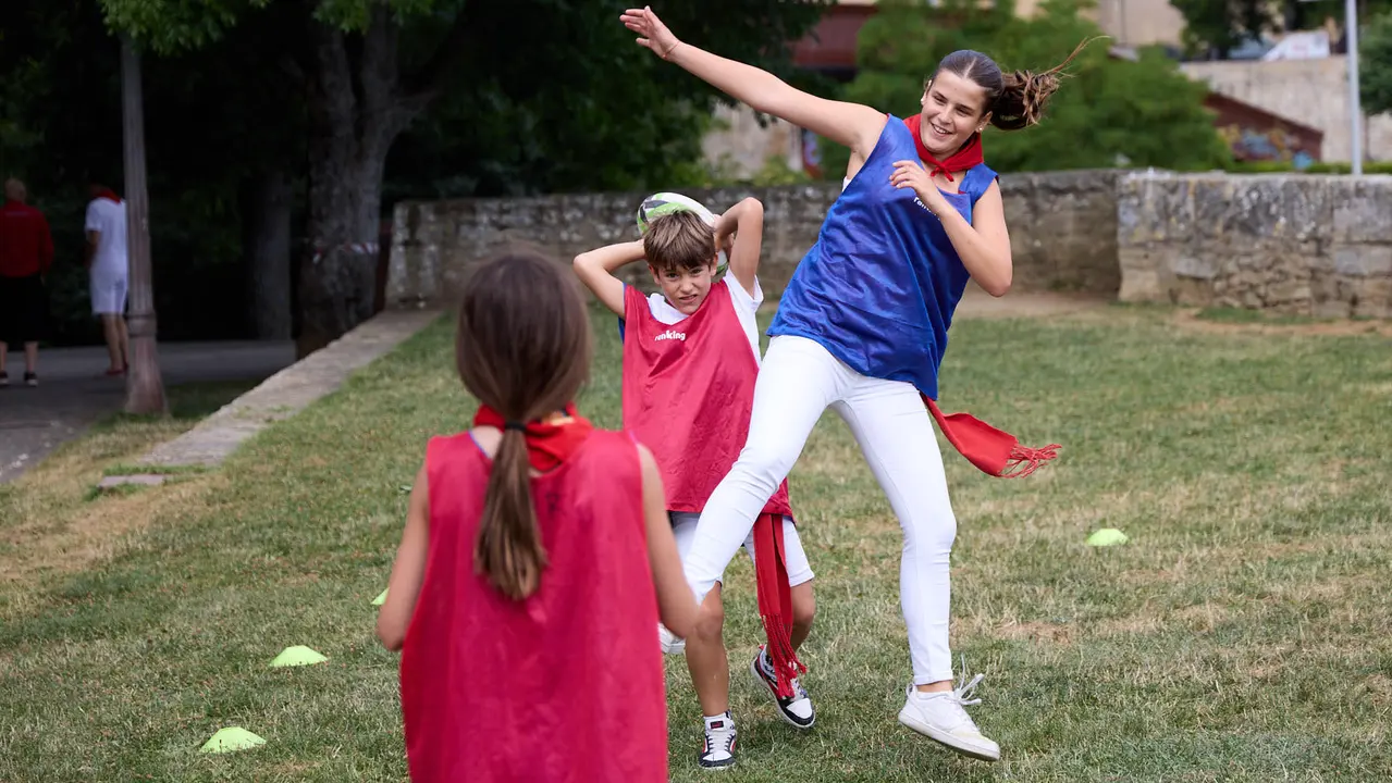 Kirolari Sport kids, el espacio deportivo y recreativo infantil en colaboración con las federaciones deportivas en el parque de la Medialuna durante las fiestas de San Fermín 2025. IÑIGO ALZUGARAY