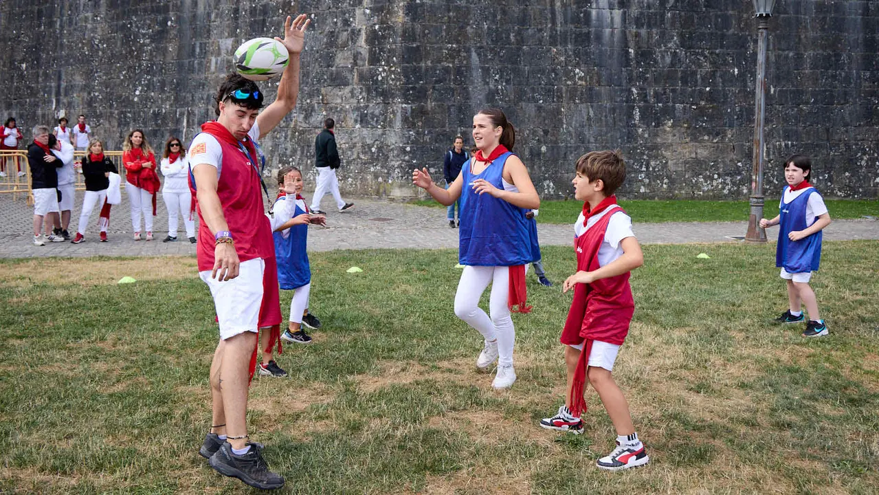 Kirolari Sport kids, el espacio deportivo y recreativo infantil en colaboración con las federaciones deportivas en el parque de la Medialuna durante las fiestas de San Fermín 2025. IÑIGO ALZUGARAY