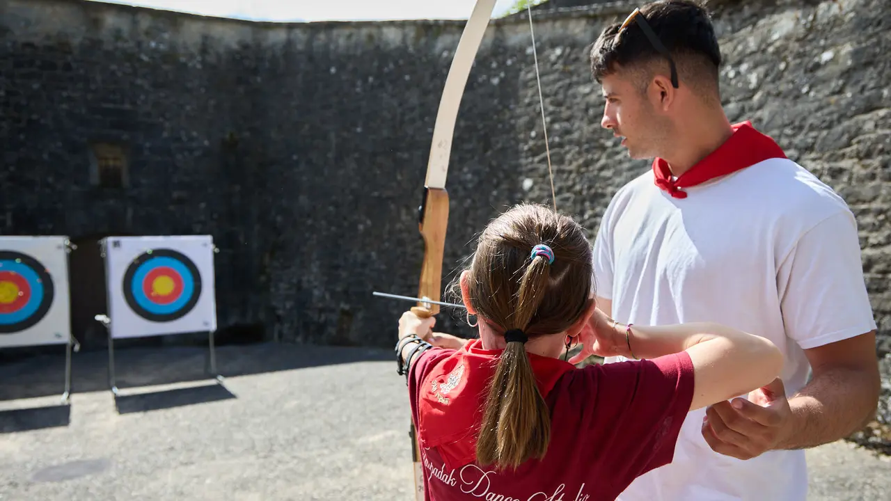 Kirolari Sport kids, el espacio deportivo y recreativo infantil en colaboración con las federaciones deportivas en el parque de la Medialuna durante las fiestas de San Fermín 2025. IÑIGO ALZUGARAY