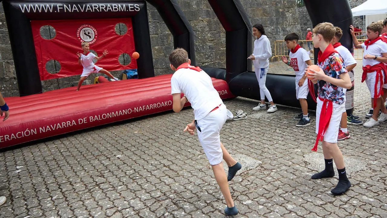 Kirolari Sport kids, el espacio deportivo y recreativo infantil en colaboración con las federaciones deportivas en el parque de la Medialuna durante las fiestas de San Fermín 2025. IÑIGO ALZUGARAY