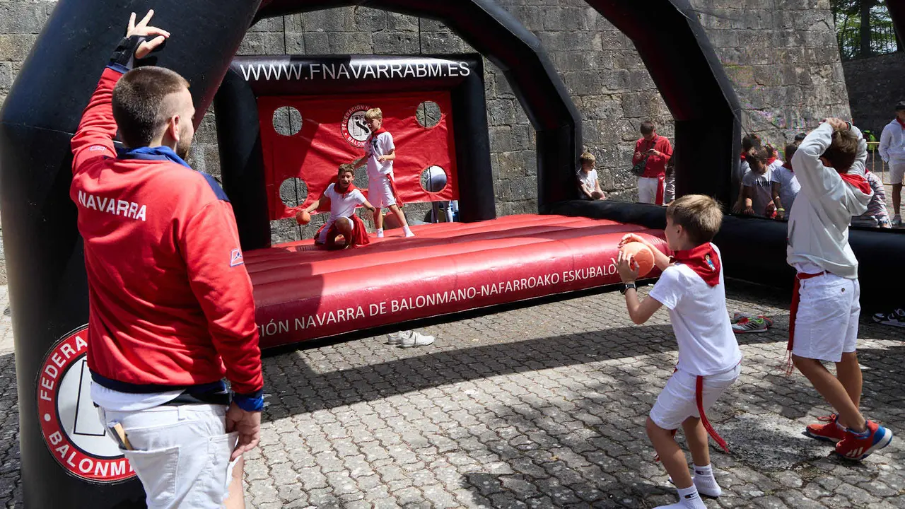 Kirolari Sport kids, el espacio deportivo y recreativo infantil en colaboración con las federaciones deportivas en el parque de la Medialuna durante las fiestas de San Fermín 2025. IÑIGO ALZUGARAY