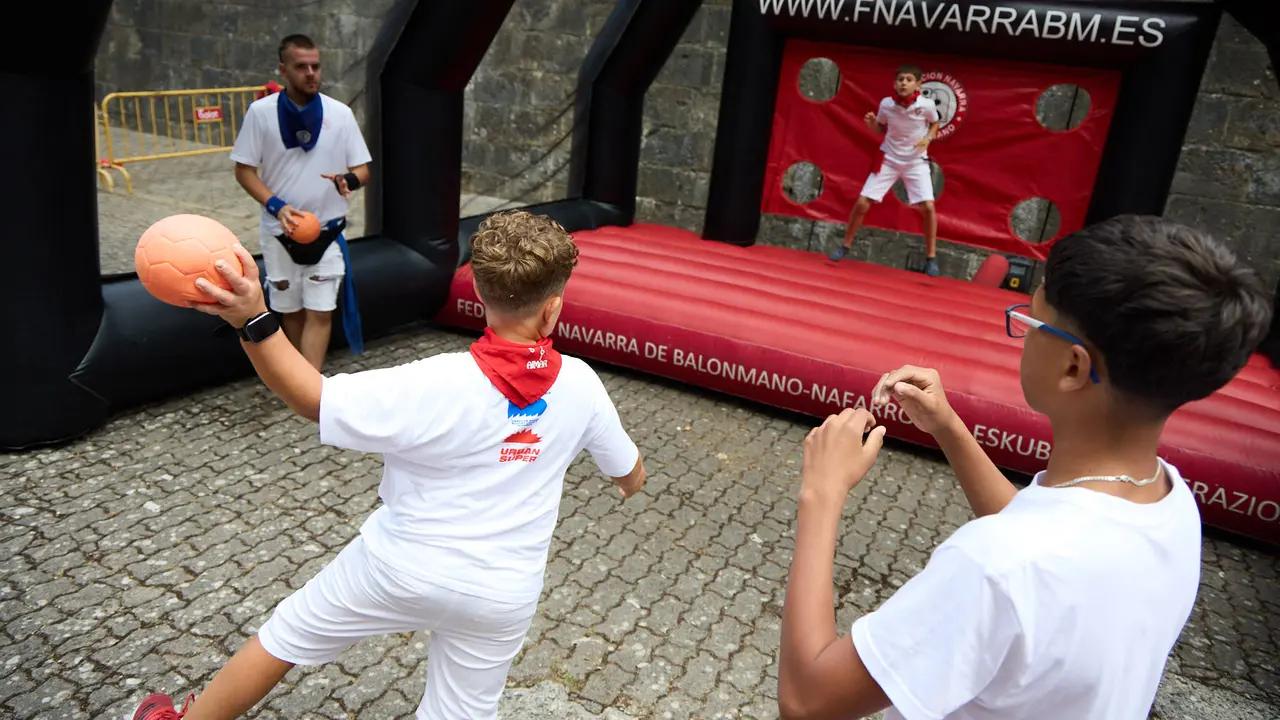 Kirolari Sport kids, el espacio deportivo y recreativo infantil en colaboración con las federaciones deportivas en el parque de la Medialuna durante las fiestas de San Fermín 2025. IÑIGO ALZUGARAY
