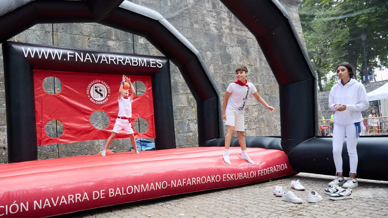 Kirolari Sport kids, el espacio deportivo y recreativo infantil en colaboración con las federaciones deportivas en el parque de la Medialuna durante las fiestas de San Fermín 2025. IÑIGO ALZUGARAY