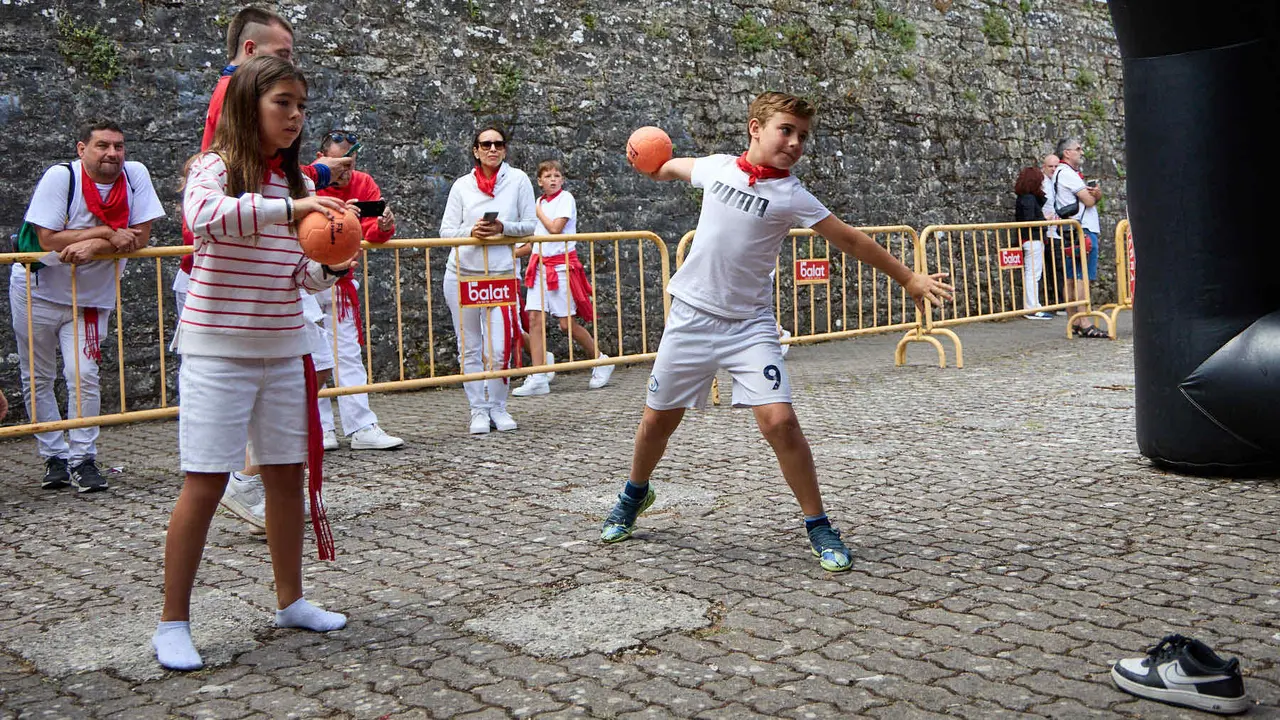 Kirolari Sport kids, el espacio deportivo y recreativo infantil en colaboración con las federaciones deportivas en el parque de la Medialuna durante las fiestas de San Fermín 2025. IÑIGO ALZUGARAY