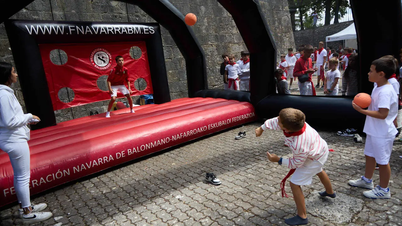 Kirolari Sport kids, el espacio deportivo y recreativo infantil en colaboración con las federaciones deportivas en el parque de la Medialuna durante las fiestas de San Fermín 2025. IÑIGO ALZUGARAY